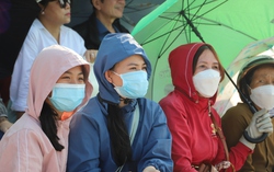 Gia đình 3 thế hệ "đội nắng" đến cổ vũ Giải đua mô tô nước thế giới lần đầu tổ chức ở Việt Nam