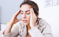 Đau đầu liên tục ở thái dương là bệnh gì?