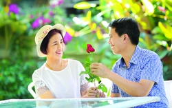 25 năm vợ giữ thói quen ôm và hôn nhẹ lên má chồng mỗi sáng đi làm