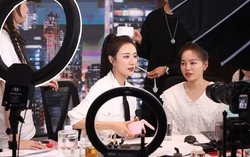 Góc khuất của những buổi livestream bán hàng