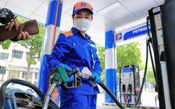 Giá xăng tiếp tục tăng, RON 95 vượt 24.800 đồng/lít