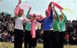 Phụ nữ người Giáy Sa Pa chuyển sang làm kinh tế du lịch