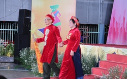 TPHCM: Phụ nữ Phú Nhuận đưa cả gia đình 3-4 thế hệ đi thi áo dài