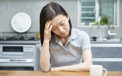 Phụ nữ trung niên đối diện với áp lực kinh tế