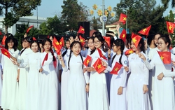 Phụ nữ Dĩ An thướt tha áo dài "như mây xuống phố"