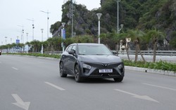 Những chiếc xe VinFast VF 7 đầu tiên đến tay khách hàng