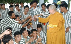 Người bị tạm giam được sử dụng kinh sách để bày tỏ niềm tin tôn giáo