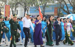 Gần 600 đại biểu phụ nữ cả nước diễu hành "Rực rỡ sắc màu Điện Biên"