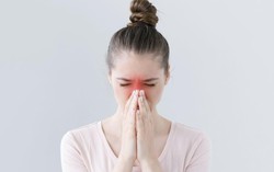 Mọc mụn bên trong mũi: Nguyên nhân và cách điều trị