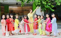 Cô giáo và học sinh cùng diện áo dài đến lớp