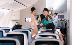Tiếp viên hàng không kéo violin, trình diễn áo dài trên máy bay