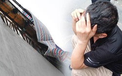 Vụ sập mái kính khiến 2 người tử vong ở Hà Nội: Người cha suy sụp, mong sớm đưa thi thể con trai về