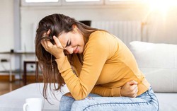 Sự thay đổi của phân và dấu hiệu cảnh báo ung thư ruột kết qua các giai đoạn