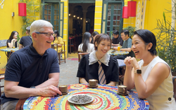 Hình ảnh Giám đốc điều hành Apple Tim Cook trải nghiệm tại Hà Nội
