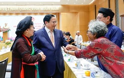 Thủ tướng biểu dương vai trò "giữ lửa" văn hóa của già làng, trưởng bản, nghệ nhân, người có uy tín