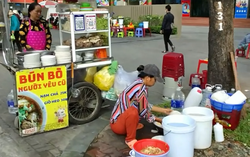 TPHCM: Trước nỗi lo ngộ độc thực phẩm, khuyến cáo học sinh không sử dụng thức ăn đường phố.