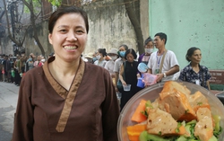 Ấm áp hàng trăm suất cơm thiện nguyện giá 0 đồng