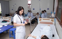 Trăn trở của những bác sĩ ở nơi truyền cho bệnh nhân sự sống