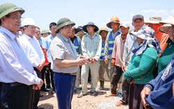 Nắng như đổ lửa, Thủ tướng thị sát động viên người dân khu vực khô hạn nhất cả nước