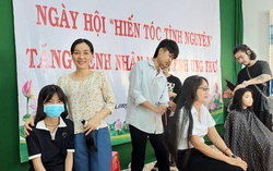 Phụ nữ Công an Vĩnh Long hiến tóc tặng bệnh nhân ung thư nhân Ngày 30/4