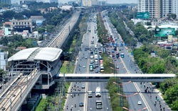 Hoàn thành 2 cầu đi bộ kết nối Metro số 1, công nhân tăng tốc thi công xuyên nghỉ lễ 7 cầu còn lại 