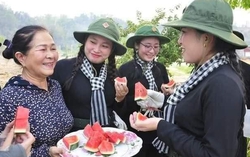 Phụ nữ, trẻ em tiếp nước, trái cây cho cán bộ, chiến sĩ tham gia tập luyện diễu binh ở Điện Biên Phủ