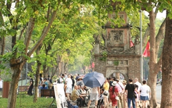 Hà Nội: Người dân "đổ xô" lên phố đi bộ Hồ Gươm trong buổi sáng 30/4