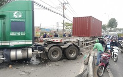 TPHCM: 3 người bị xe container cuốn vào gầm, Quốc lộ 22 kẹt xe nhiều km 
