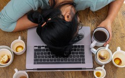 7 dấu hiệu cảnh báo bạn nên ngừng uống cà phê ngay lập tức