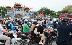 Kết thúc 5 ngày nghỉ lễ, người dân ùn ùn trở lại Thủ đô khiến giao thông ùn tắc