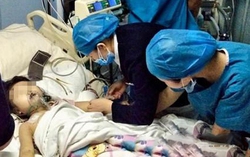 Bé gái 5 tuổi viêm phổi và phù não, qua đời vì cách hạ sốt tưởng tốt của người mẹ