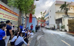 TPHCM: Cháy phía sau ngân hàng MBbank, nhân viên tháo chạy tán loạn 