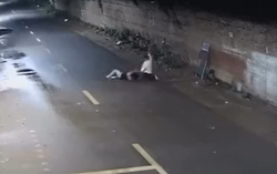 Camera ghi lại cảnh cô gái bị quật ngã, đâm dao trong đêm