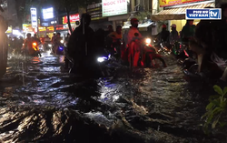 TPHCM: Người dân "bơi" trong biển nước sau giờ làm