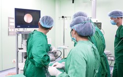 Bé gái 17 tháng tuổi bị sỏi niệu đạo hiếm gặp