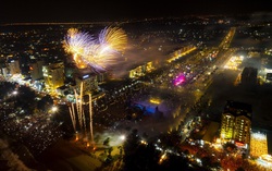 Pháo hoa thắp sáng Quảng trường biển Sầm Sơn thu hút hàng trăm ngàn du khách chen chân thưởng thức