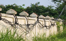 Sống ở khu đô thị tiền tỉ, người dân vẫn phải đi "câu điện"