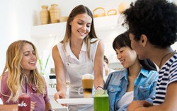 Mức lương trả cho nhân viên phụ quán là bao nhiêu một giờ?