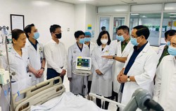 Phó Chủ tịch Quốc hội và Bộ trưởng Y tế thăm hỏi, động viên các nạn nhân vụ cháy tại Trung Kính
