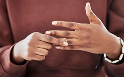 Cho con nuôi sau khi sinh, chồng có quyền đơn phương ly hôn?