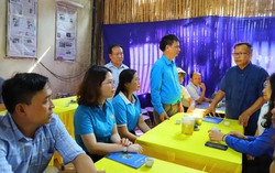 Hội viên phụ nữ huyện Thạch Thất hỗ trợ gia đình làm tang lễ cho 2 nạn nhân trong vụ cháy