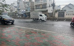 Cơn mưa được mong chờ nhất đã đổ xuống nhiều khu vực ở TPHCM