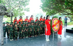 Các thế hệ người Việt tri ân chiến sĩ Điện Biên tại Nghĩa trang liệt sĩ A1