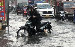 TPHCM: Mưa lớn nhất trong những ngày qua, đường ngập như sông, nhiều xe chết máy 