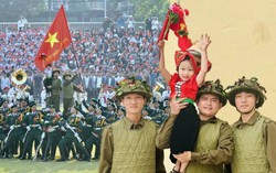 "Em bé Điện Biên" dưới mưa khiến triệu người xúc động: Vừa về đến nhà vẫn không quên hỏi mẹ "con cười có tươi không?"