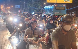 Nhiều tuyến đường ở trung tâm TPHCM ùn tắc kéo dài sau mưa