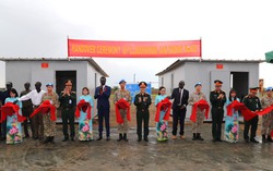 Trẻ em và người dân ở Abyei xúc động khi Đội công binh Việt Nam xây tặng lớp học và bếp ăn