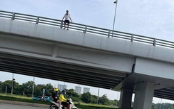Hà Nội: Một người đàn ông lên cầu vượt, vẫy tay rồi nhảy xuống đường tử vong tại chỗ