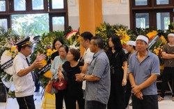 Người thân, bạn bè khóc nghẹn trong lễ tang 4 nạn nhân tử vong trong vụ cháy nhà ở Định Công Hạ