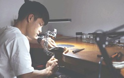 Chàng trai "hô biến" ốc vít, ống nước thành đồ trang sức